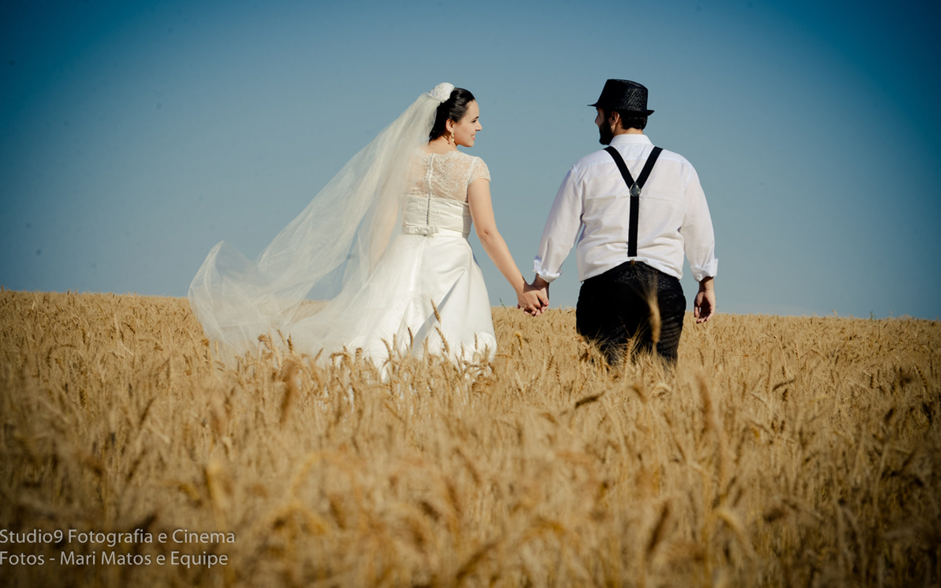 Casal em ensaio fotográfico externo ao entardecer