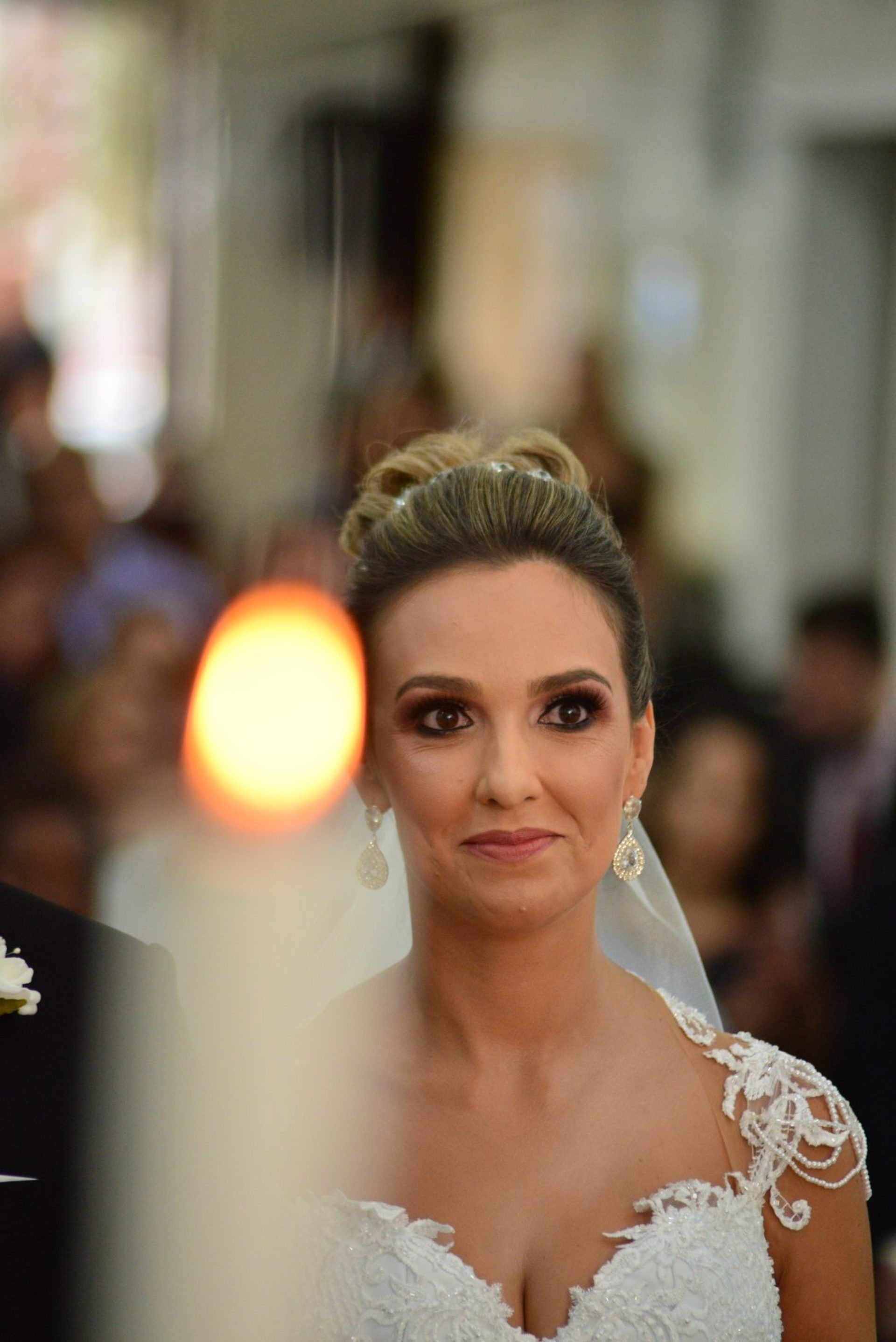Noiva emocionada fotografada pela equipe Studio 9 durante a cerimônia de casamento
